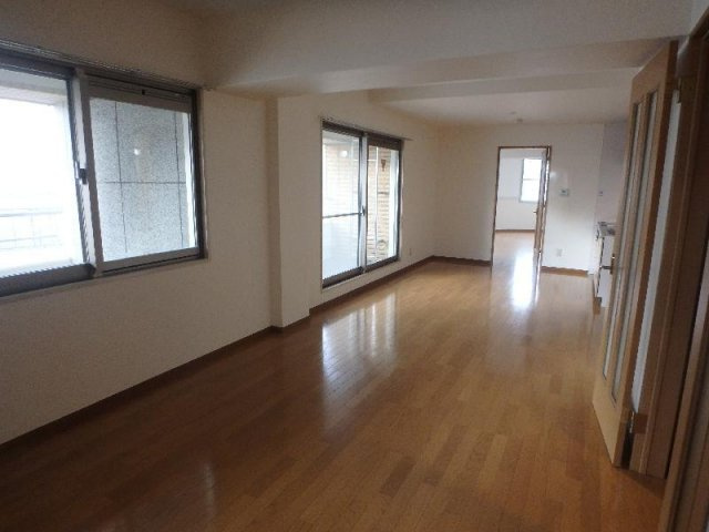神戸市灘区永手町５丁目の賃貸マンションの居間・リビング
