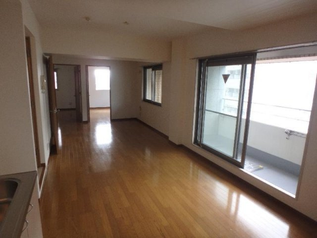 神戸市灘区永手町５丁目の賃貸マンションの居間・リビング