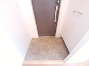 神戸市東灘区田中町２丁目のアパートの玄関