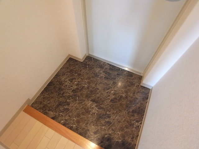 神戸市東灘区岡本３丁目の賃貸マンションの玄関