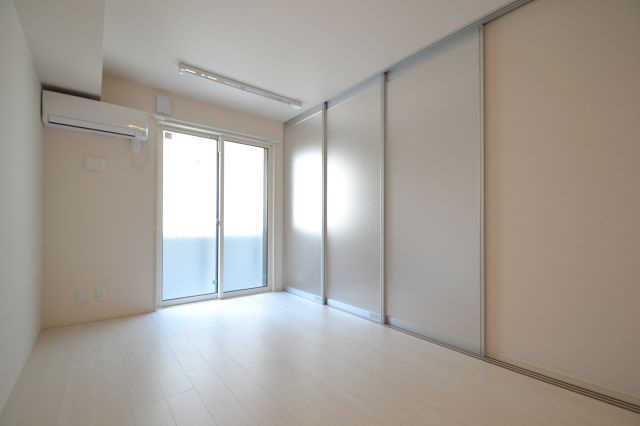 神戸市中央区熊内町４丁目のアパートの居間・リビング