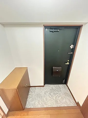 八幡西島田ハイツの玄関