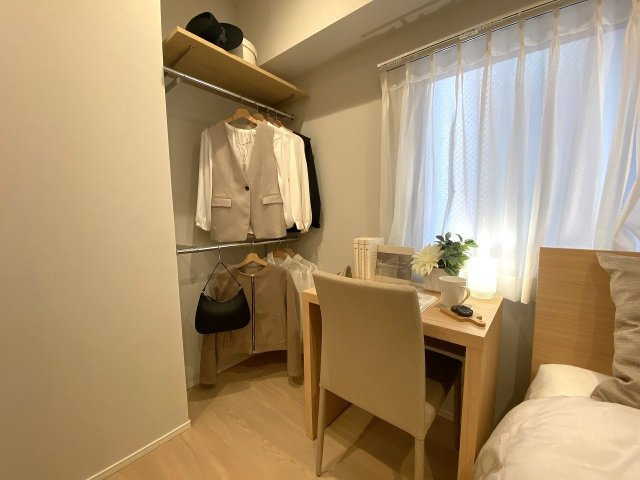 ストーク両国秀山の収納|間取り図右上洋室のオープンクローゼット。サッと衣類を掛けられる便利な設計で、お気に入りの服を見せる収納として整頓しながらスマートに管理できる収納スペースです。