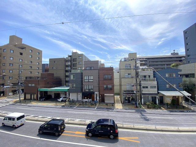 ストーク両国秀山の展望|前面に遮るもののない開放的な眺望が広がるお部屋からのロケーション。心地よい風と明るい陽光を感じながら、開放感あふれる爽やかな日常生活を満喫していただけます。