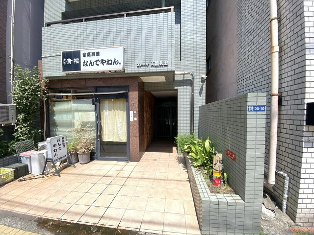 ストーク両国秀山|マンションの顔となる清潔感あふれる「エントランス入口」。行き届いた管理体制により共用部も常に美しく保たれており、住まう人はもちろん訪れるゲストも心地よく迎え入れます。