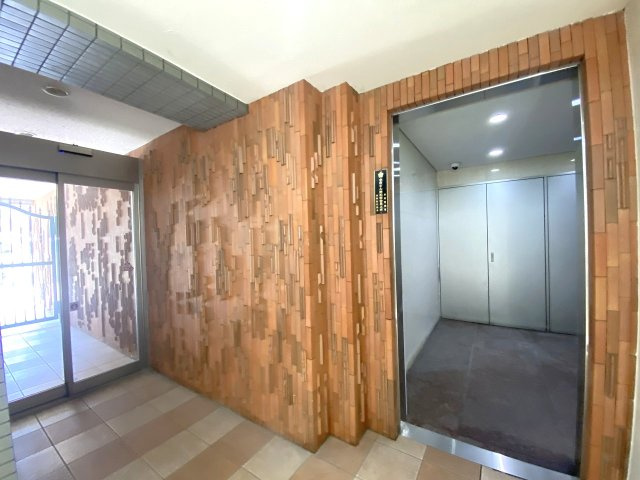 ストーク両国秀山のエントランス|住まいの安心と快適性を高める上質な「エントランスホール」。落ち着きのある空間設計で、日々の外出・帰宅時にはホッと一息つけるような心地よいゆとりと安心感を提供いたします。