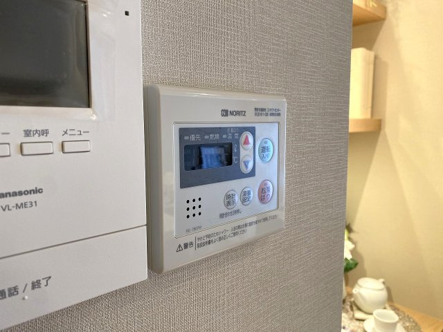 ストーク両国秀山の発電・温水設備|いつでも温かいお風呂に入浴できる便利な「追い焚き機能」を完備。生活リズムの異なるご家族でも好きな時に温かいお湯でリフレッシュでき、毎日のバスタイムがより快適になります。