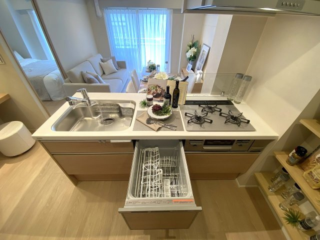 ストーク両国秀山の発電・温水設備|家事の時間を大幅に短縮できる便利な「食器洗い乾燥機」を標準装備。手洗いに比べて節水効果も高く、食後の片付け作業をスムーズにしてご家族とのゆとりある時間を増やせます。