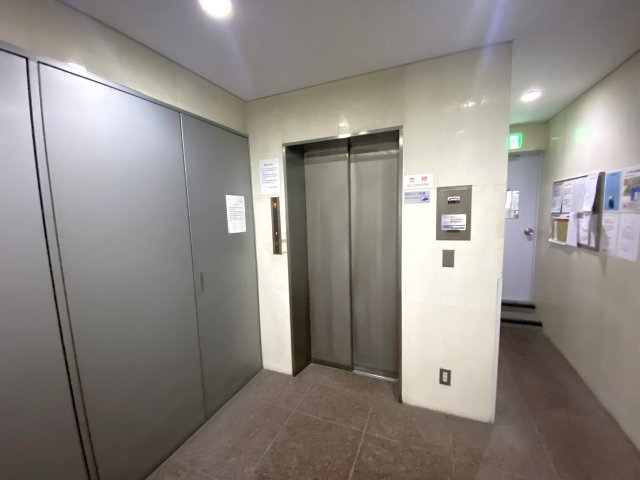 ストーク両国秀山のその他共用部分|上階への移動も快適でスムーズな「エレベーター」を完備。荷物の多い日やお買い物の帰りも安心で、ご年配の方から小さなお子様連れのご家族まで快適な日常をサポートします。