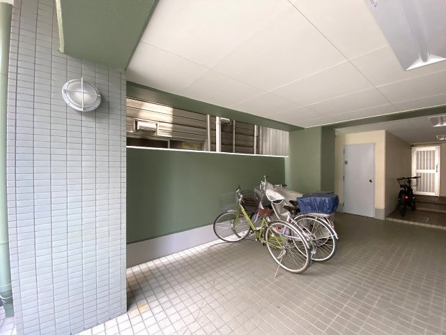 ストーク両国秀山の駐輪場|敷地内に整然と管理された屋根付きの「駐輪場」スペース。大切な自転車を雨風からしっかり守り、毎日の通勤・通学やお買い物などの移動手段としても快適にご利用いただけます。