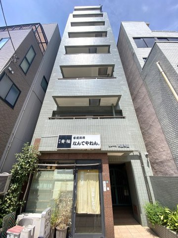 ストーク両国秀山の外観|重厚感と清潔感を兼ね備えた洗練された外観デザイン。落ち着きのある住環境に美しく馴染み、住まう喜びと誇りを感じさせてくれる魅力的な分譲賃貸マンションです。