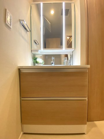 ストーク両国秀山の独立洗面台|洗面台を新規交換済み。身支度が快適に行える機能的な鏡と十分な収納スペースを完備。毎朝の準備も気持ちよくスタートできる、使いやすさにこだわった洗面エリアです。