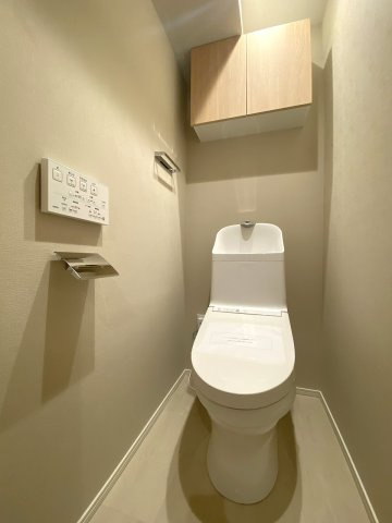 ストーク両国秀山のトイレ|清潔感あふれるトイレ空間を新規交換済み。温水洗浄便座などの快適機能を備えており、日々の生活の中でホッと一息つけるプライベートで心地よい空間を演出しています。