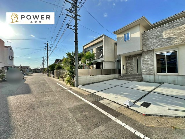 リ・テラシエ　天白区福池６期1号棟の前面道路含む現地写真|十分なゆとりがあり、邸宅としての佇まいをより一層引き立てております。上品な住環境をお約束いたします。									
									