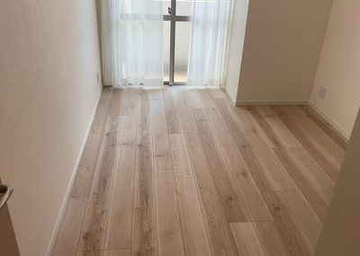 【寝室】 | アーバンヒルズ西八王子 | 洋室は5.0帖の広さがあり主寝室として活用いただけます。クローゼットが設置されているため、衣服や寝具をスマートに収納可能です。落ち着いた空間デザインで一日の疲れを癒やす快適な睡眠環境を整えられます。