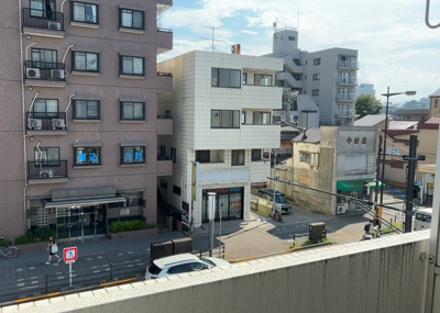 【展望】 | アーバンヒルズ西八王子 | 10階建の3階部分に位置し、バルコニーからは解放感のある風景が広がります。前面に遮る大きな建物がないため、陽光と風をしっかり取り込めます。八王子の落ち着いた街並みを眺めながら寛ぎの時間を過ごせます。