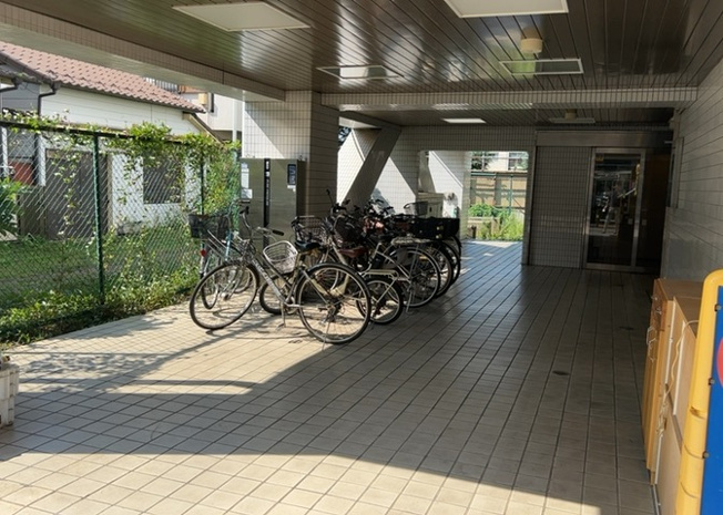 【駐車場】 | アーバンヒルズ西八王子 | 敷地内または近隣の駐車場状況については随時お問い合わせを承っております。周辺は整備された歩道や平坦地が多く、お車での出入庫や移動もスムーズな環境です。お持ちのお車のサイズに合わせてご確認ください。