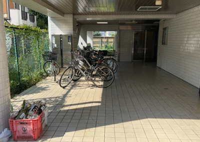 【駐輪場】 | アーバンヒルズ西八王子 | 屋根付きの駐輪場を完備しており、大切な自転車を雨風からしっかり守ります。平坦なアプローチでスムーズに出入りでき、近隣への買い出しや駅までの移動も快適です。空き状況につきましてはお問合せください。