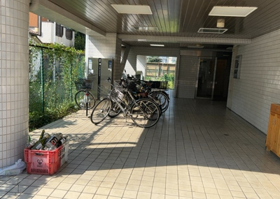 【駐車場】 | アーバンヒルズ西八王子 | マンション敷地内に設けられた駐車スペースです。建物から近く荷物の持ち運びや雨の日の乗降もスムーズに行えます。空き区画の確認や駐車可能なサイズ制限などについては、お気軽に担当者までお尋ねください。