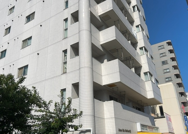 【庭】 | アーバンヒルズ西八王子 | 敷地内の植栽や共用緑地は管理体制が行き届いており、季節の移ろいを感じられます。緑豊かな環境が暮らしに潤いを与えてくれます。近隣には公園も点在しており、休日のお散歩やリフレッシュにピッタリの環境です。