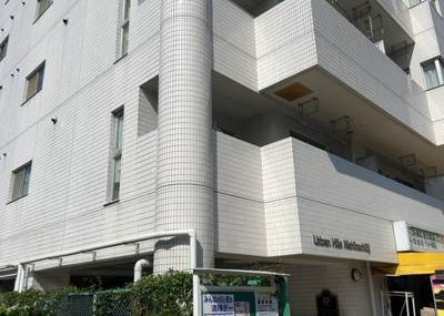 【中庭】 | アーバンヒルズ西八王子 | 共用部の中庭スペースは自然光が差し込む心地よい憩いの空間です。建物に囲まれた設計により外部からの視線を遮りプライバシーが保たれています。掃除やメンテナンスがしっかりなされ管理状態も良好な印象です。
