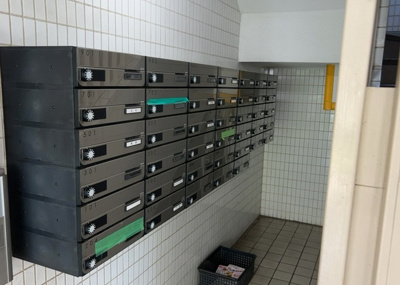 【設備】 | アーバンヒルズ西八王子 | エントランスに設置された集合郵便受けです。住戸ごとにダイヤルロック等の施錠が可能なため個人情報もしっかり保護されます。管理組合による清掃が行き届いており、ゴミ放置のない綺麗な状態が保たれています。