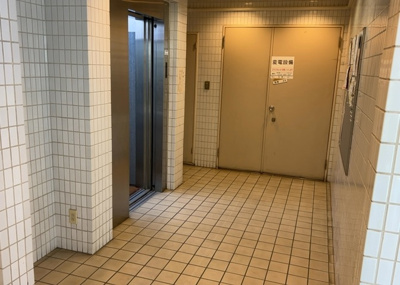 【ロビー】 | アーバンヒルズ西八王子 | 共用スペースには住人同士や来客時に活用できるゆったりした空間が設けられています。落ち着いた雰囲気のインテリアで整えられており、管理が行き届いた清潔感のある空間で心地よい時間をお過ごしいただけます。