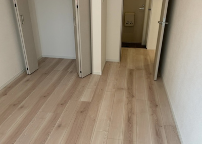 【子供部屋】 | アーバンヒルズ西八王子 | 洋室5.0帖のお部屋は子供部屋や書斎、趣味の作業部屋としても柔軟に活用いただけます。フローリング仕様で掃除も簡単。南向きの採光があり、明るく静かな環境で勉強や作業に集中しやすい空間となっております。