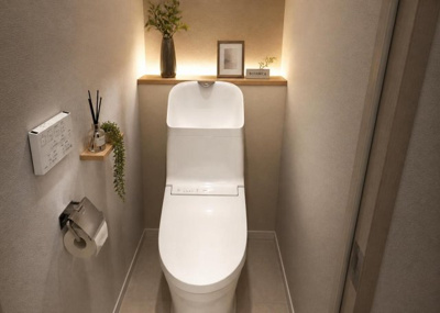 【トイレ】 | アーバンヒルズ西八王子 | 2026年8月に温水洗浄便座へ交換リフォームされたトイレ空間です。壁紙や床材も貼り替えられており、清潔で気持ちの良い印象を与えます。毎日使う空間だからこそ居心地の良さにこだわった仕上がりです。