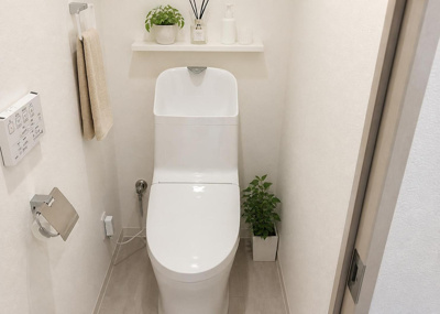 【トイレ】 | アーバンヒルズ西八王子 | 2026年8月に温水洗浄便座へ交換リフォームされたトイレ空間です。壁紙や床材も貼り替えられており、清潔で気持ちの良い印象を与えます。毎日使う空間だからこそ居心地の良さにこだわった仕上がりです。