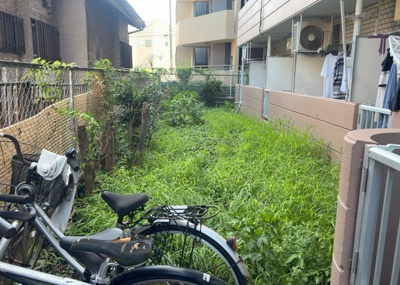 【庭】 | ホーユウコンフォルト相模原 | 物件によっては、入居者が個人的に使用できる専用庭がついているものもあります。また、住宅の中にある土間の部分を庭と呼ぶこともあります。庭の用途は住む人によって変わり、それによってデザインもさまざまです。