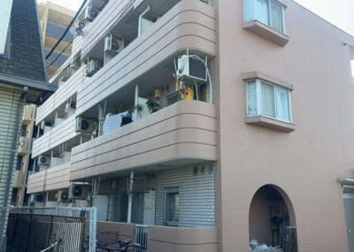 【中庭】 | ホーユウコンフォルト相模原 | 中庭（パティオ）とは、一つの建築物の内部に設けられた、壁などで囲われている庭のことを指します。コの字型、ロの字型が主流ですが、L字型の中庭もあります。最近では、インテリア性の高さからも人気があります。