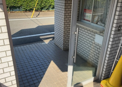 【ロビー】 | ホーユウコンフォルト相模原 | ロビーというと、エントランスと何がちがうの？と思いますよね。実はロビーとエントランスには明確な決まりはありません。物件によっては、エントランスを入って広がるある程度の広さのある空間がロビーとなります。