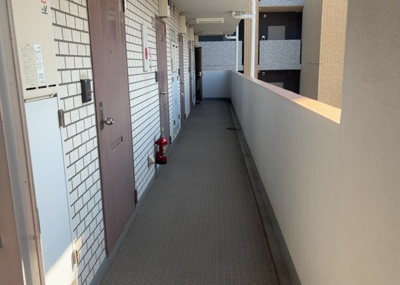 【防犯設備】 | ホーユウコンフォルト相模原 | 室内の防犯設備もチェックしましょう！モニター付きインターホンが設置されているか、防犯シャッターが設備されているか、ベランダに人が上がってきにくい高さかなどチェックしておくと入居後も安心できるでしょう。