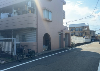 【外観】 | ホーユウコンフォルト相模原 | 隣家の土地はどうなっているのか、生活利便施設が近くにあるのか、学校まで近いかなど、お客様のライフスタイルにあわせたイメージが重要です。また、近くにあると困る施設が近くにないかも確認するといいでしょう。