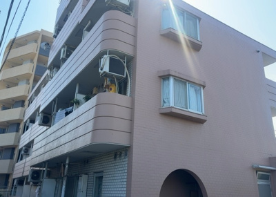 【構造・工法・仕様】 | ホーユウコンフォルト相模原 | ＲＣ造、Reinforced Concreteは直訳すると補強されたコンクリートです。主に柱や梁・床・壁が鉄筋とコンクリートで構成おり、鉄筋を組んだ型枠にコンクリートを流し込んで固めたものを指します。