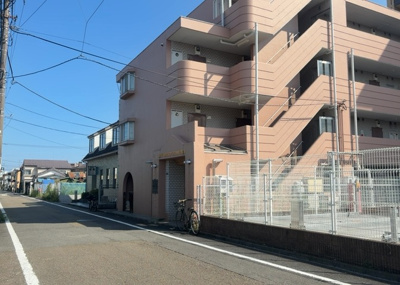 【外観】 | ホーユウコンフォルト相模原 | 外観はマンション管理がされているかの目安になります。築年数が古いと、壁面は劣化してひび割れが生じることも！建物が古びていても細かいところが修繕されていると、きちんと管理されているなぁと感じるでしょう。