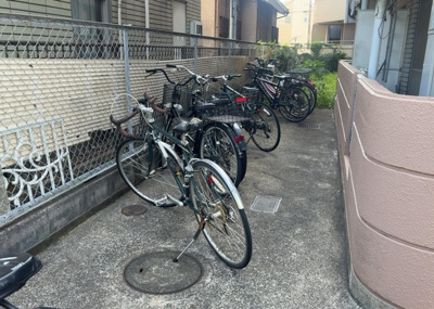 【駐車場】 | ホーユウコンフォルト相模原 | 車一台あたりに必要なスペースは、標準サイズの普通自動車で横幅2m50cm、長さ5mは必要になります。ただし、乗降のことも考慮して横幅3m30cm、長さ5m50cmほどは確保できるところを選びましょう。