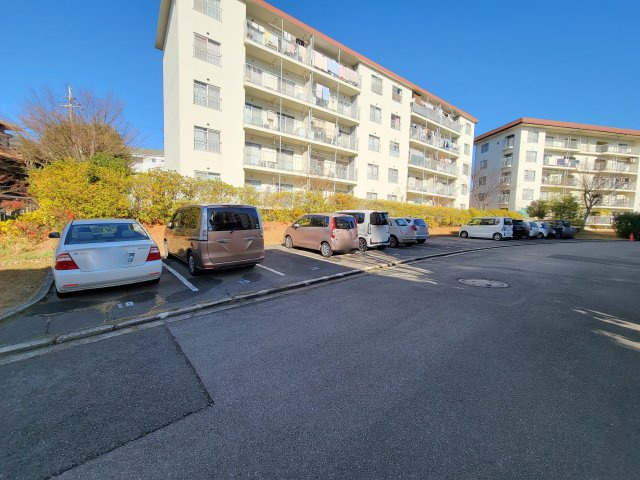 近鉄東生駒ガーデンハイツ M棟の駐車場