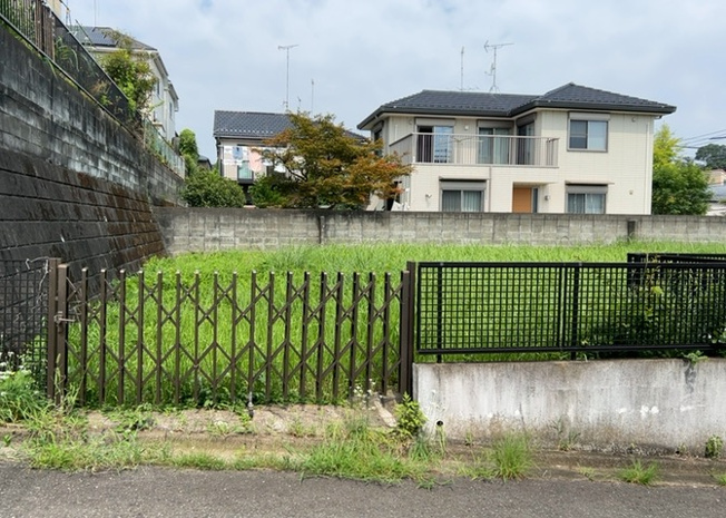 【外観】 | 現地に行くなら、物件の周囲の地形がどうなっているかを見ることも大切です。周辺より低くなっている土地では、大雨などで水が集まりやすいため、地盤が弱くなっているということも考えられるため、注意が必要です。