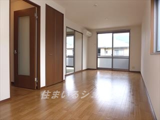 アミターバ　Ａ棟の居間・リビング|明るい角部屋・エアコン付き
