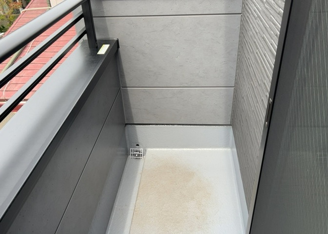 【バルコニー】 | 日当たりの良さが魅力の南面バルコニーです。南西向きの開口部から明るい陽光がしっかりと届き、洗濯物や布団を干す際にも心地よく作業が行えます。爽やかな風を感じながら快適に活用できる屋外空間です。