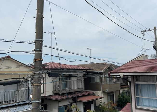 【展望】 | バルコニーからの眺望です。第一種低層住居専用地域ならではの閑静で落ち着いた街並みが広がっており、前面に高い建物が少ないため心地よい風と陽光を感じられます。周辺環境も現地にてご確認ください。