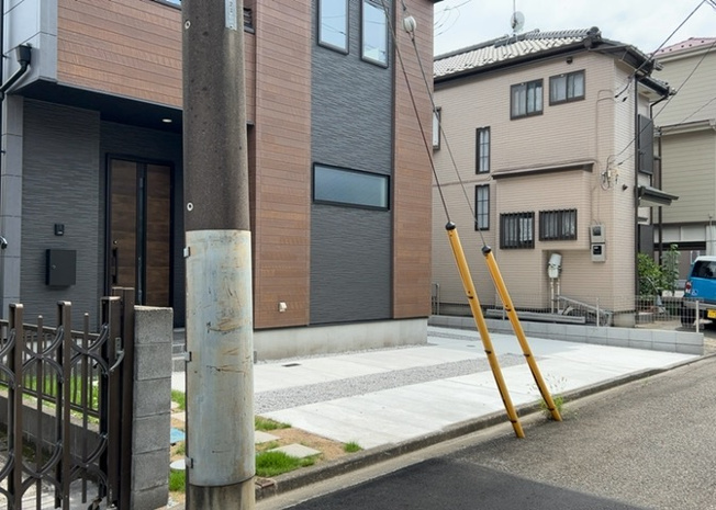 【外観】 | 相模原市南区西大沼１丁目に所在する新築一戸建ての外観です。土地面積１３６．５５平米、建物面積１０８．４７平米のゆとりある住まいで、２０２６年９月完成済みの物件となっております。即入居も可能です。
