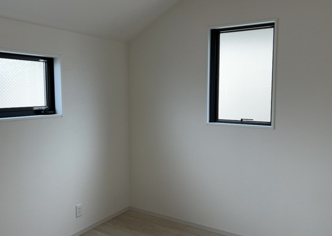 【子供部屋】 | ２階に配された２部屋ある５．２帖の洋室は、お子様のお部屋として活用するのに好適です。各室にクローゼットが設置されているため、教科書や衣類、おもちゃなどをすっきり片付けられるプライベート空間です。