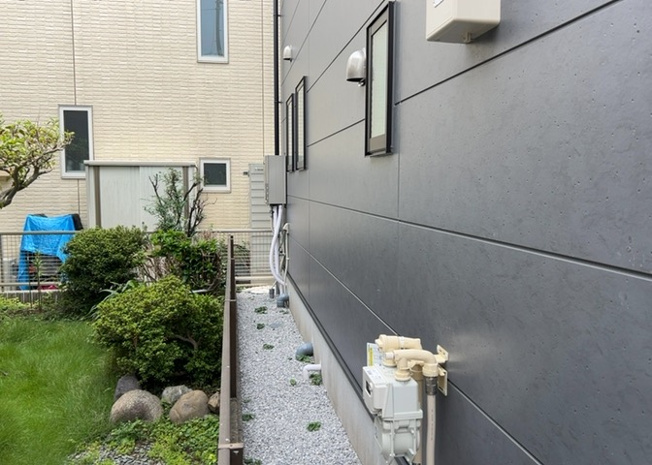 【発電・温水設備】 | 省エネ給湯器を採用しており、効率的にお湯を沸かすことで月々の光熱費抑制に貢献します。都市ガス対応で給湯パワーも十分あり、ボタンひとつでお風呂の追焚や保温ができる便利な温水設備が整っています。
