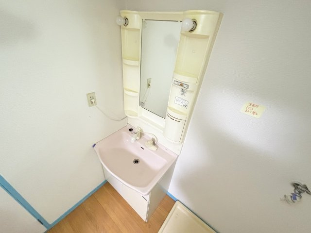 リブランス河村マンションの独立洗面台