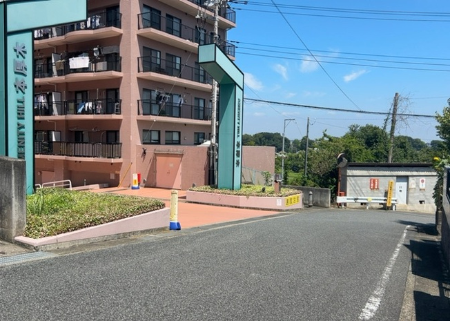 【外観】 | アメニティヒル本厚木 | 外観はマンション管理がされているかの目安になります。築年数が古いと、壁面は劣化してひび割れが生じることも！建物が古びていても細かいところが修繕されていると、きちんと管理されているなぁと感じるでしょう。