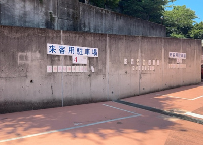 【駐車場】 | アメニティヒル本厚木 | 駐車場と明記されていても、最小スペースでつくられた駐車場だと大型車は駐車できなかったり、出入りしにくくなったりする可能性があります。お車のサイズと購入したい物件の駐車場のサイズを現地で確認しましょう。