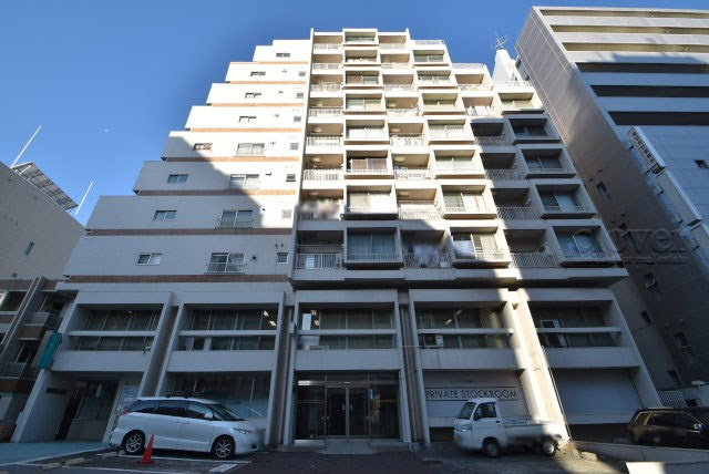 【外観】 | メゾンドール高田馬場 | 青空によく映える建物です。手入れの行き届いた外壁やマンション正面エントランスなど、綺麗な姿をぜひ一度、現地にてご覧ください。～即日のご見学可能～　お問合せはお気軽にどうぞ。
